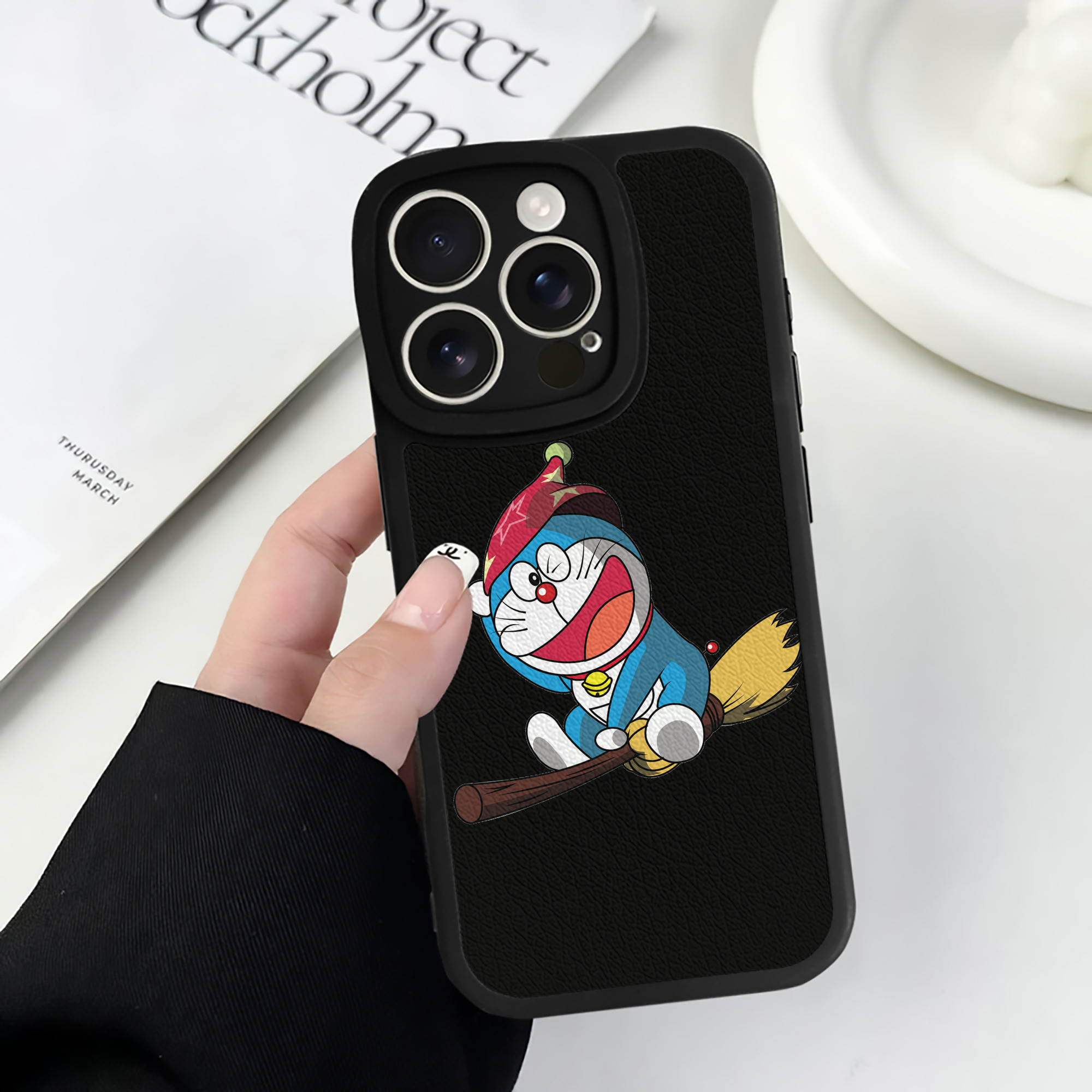 （画像用） ドラえもん Doraemon 【iPhone 16シリーズ対応】シリコンスマホケース（レザー調） 材質：シリコン